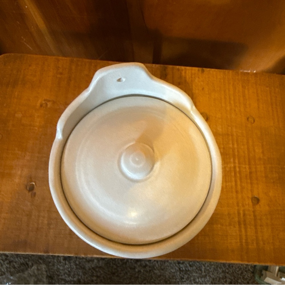 Pfaltzgraff Yorktowne Cream and Blue Wall-Mount Salt Crock with Lid - Picture 8 of 8